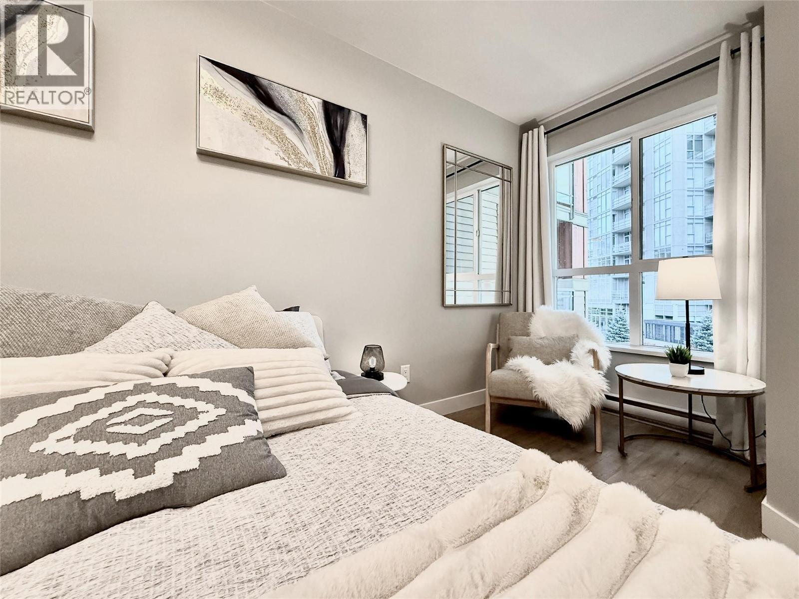 1099 Sunset Drive Unit# 324, Kelowna, BC - Indoor Photo Showing Bedroom