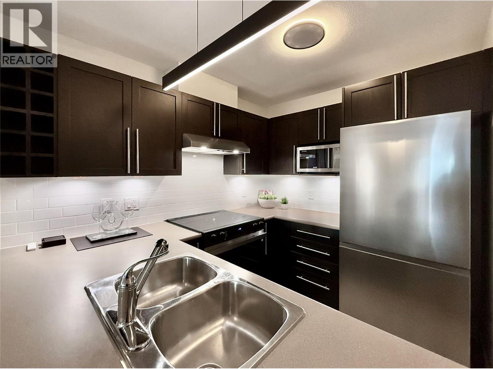 1099 Sunset Drive Unit# 324, Kelowna, BC - Indoor Photo Showing Kitchen With Double Sink With Upgraded Kitchen