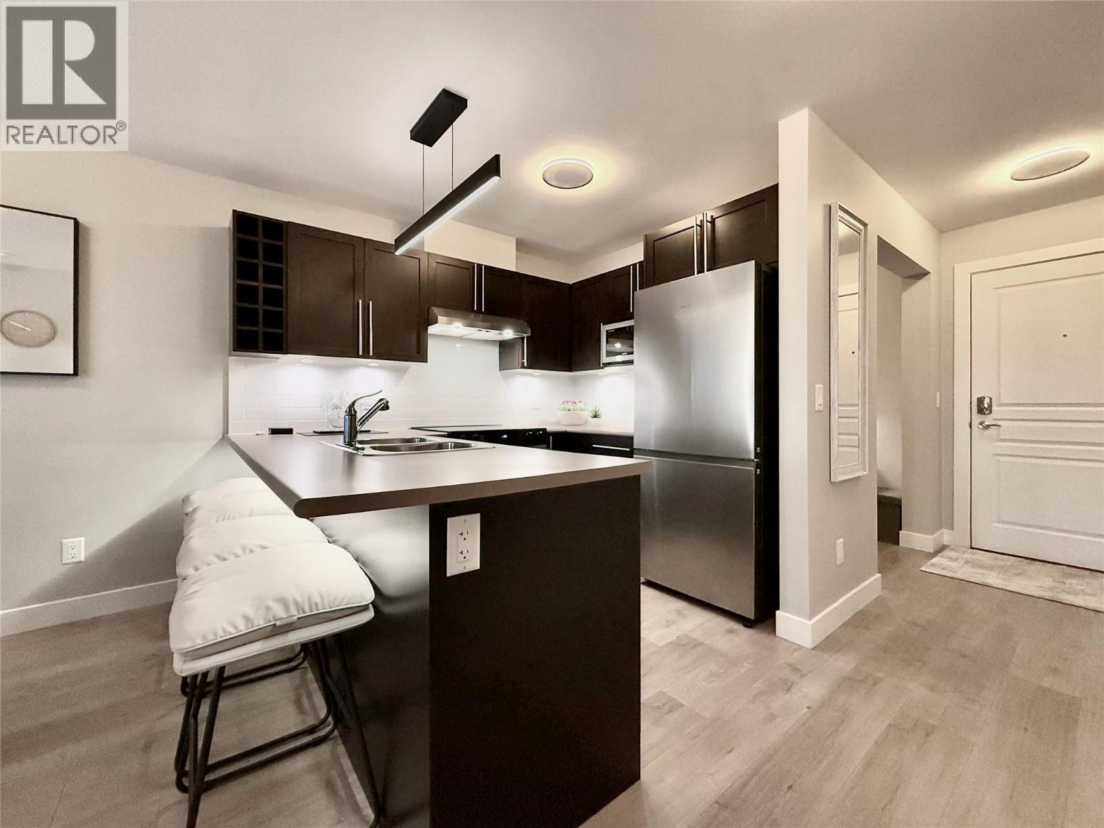 1099 Sunset Drive Unit# 324, Kelowna, BC - Indoor Photo Showing Kitchen