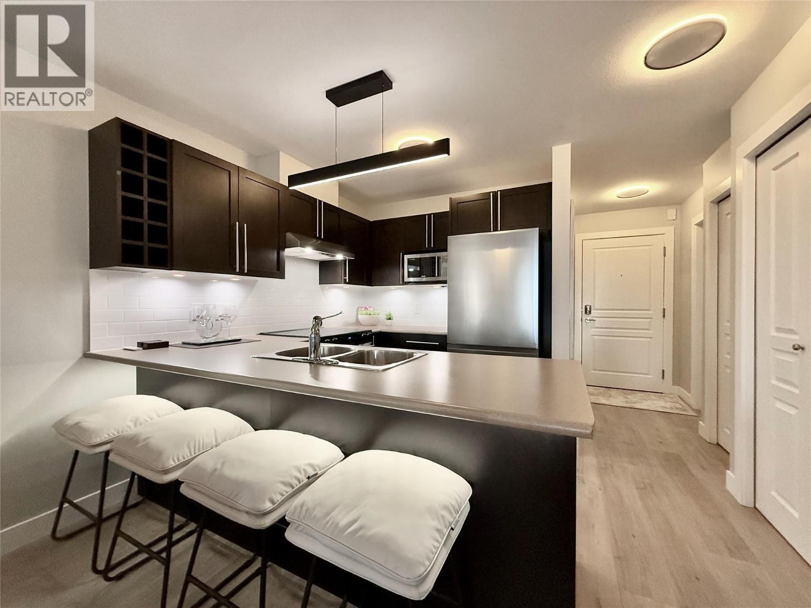 1099 Sunset Drive Unit# 324, Kelowna, BC - Indoor Photo Showing Kitchen With Double Sink