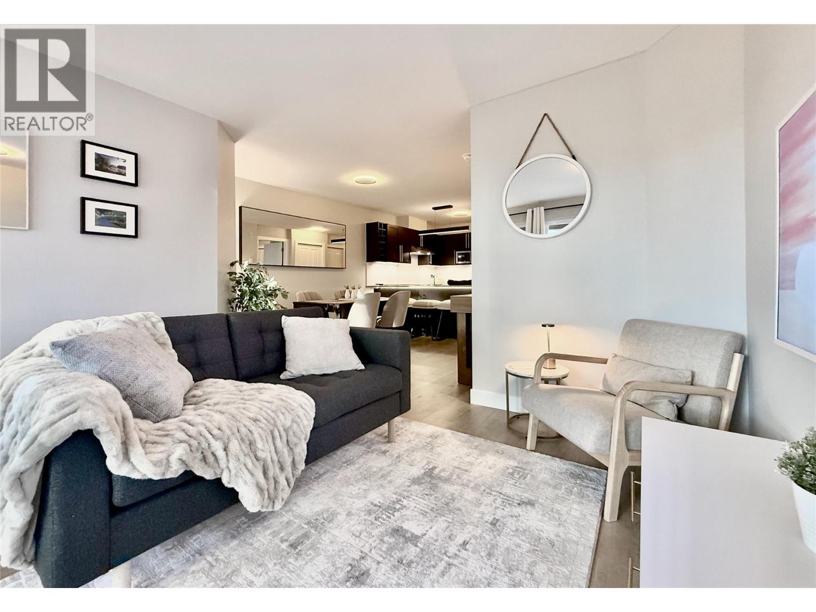 1099 Sunset Drive Unit# 324, Kelowna, BC - Indoor Photo Showing Living Room