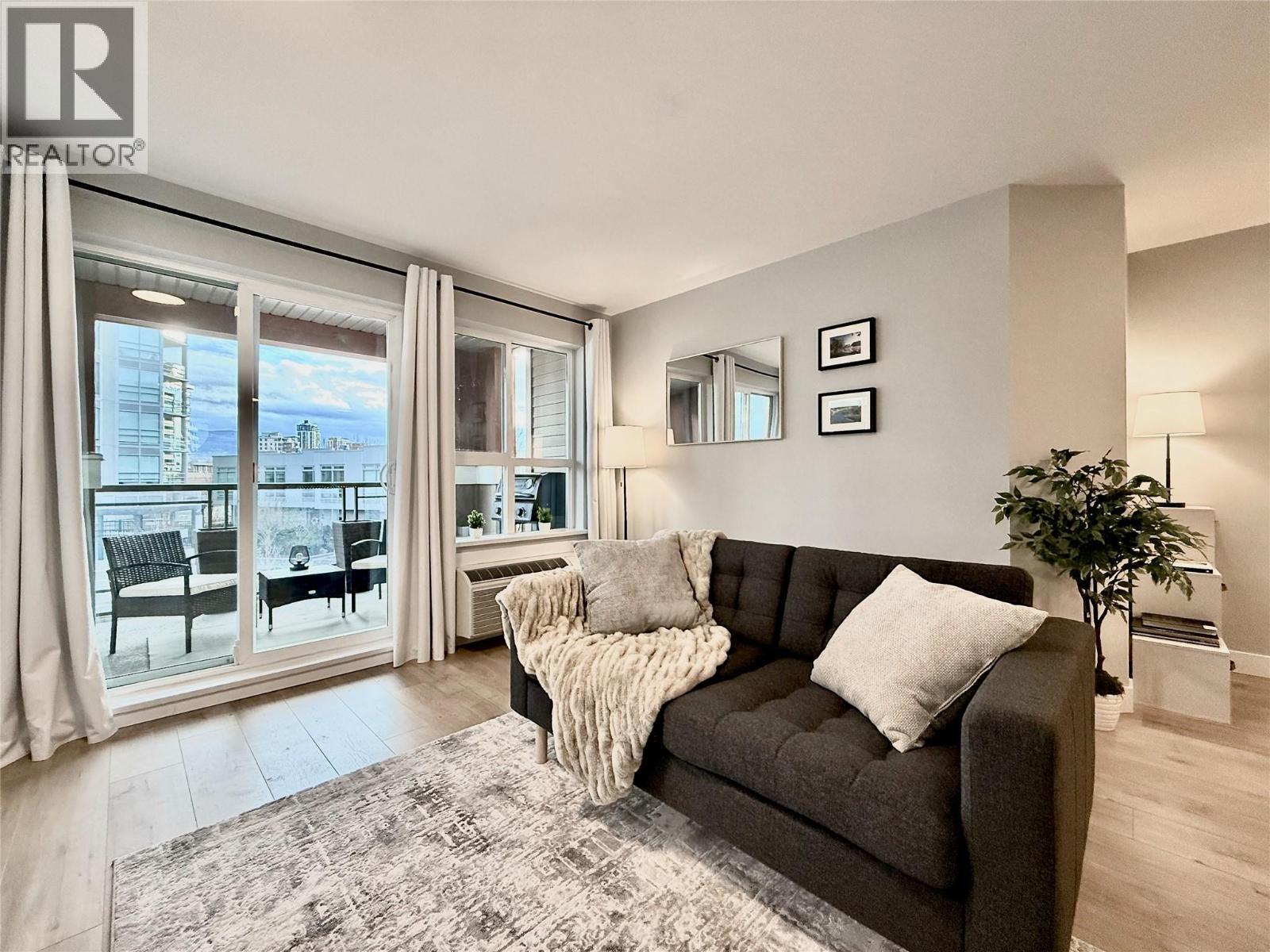 1099 Sunset Drive Unit# 324, Kelowna, BC - Indoor Photo Showing Living Room