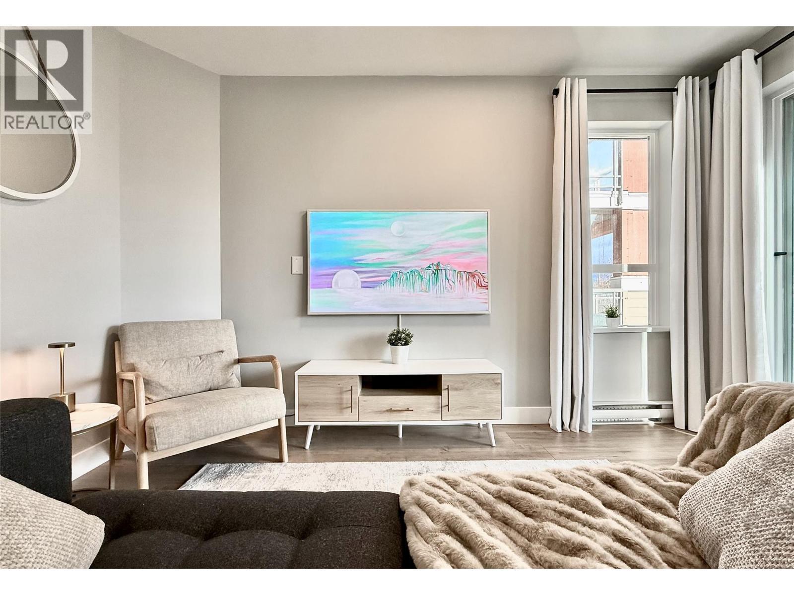 1099 Sunset Drive Unit# 324, Kelowna, BC - Indoor Photo Showing Living Room