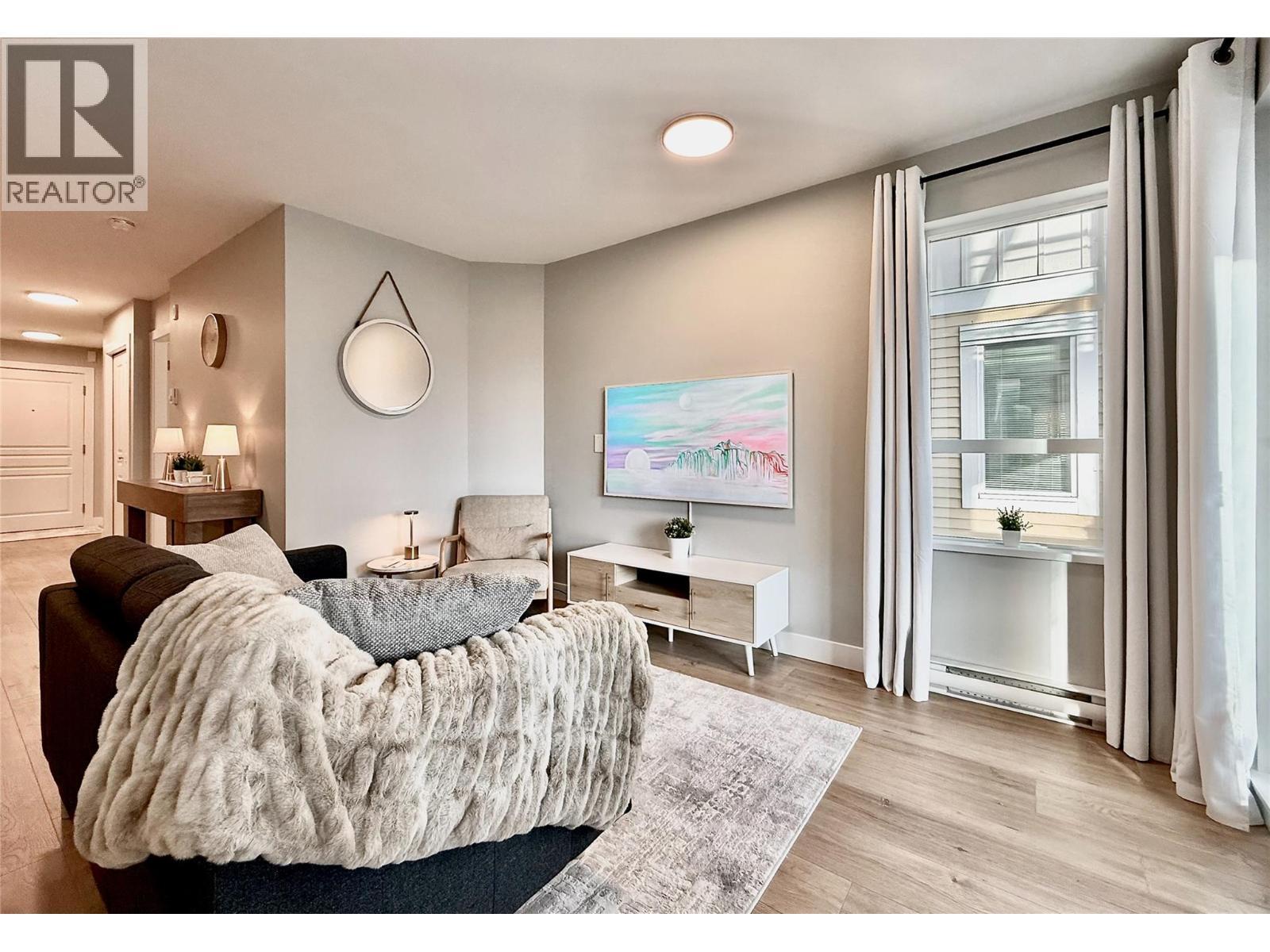 1099 Sunset Drive Unit# 324, Kelowna, BC - Indoor Photo Showing Living Room