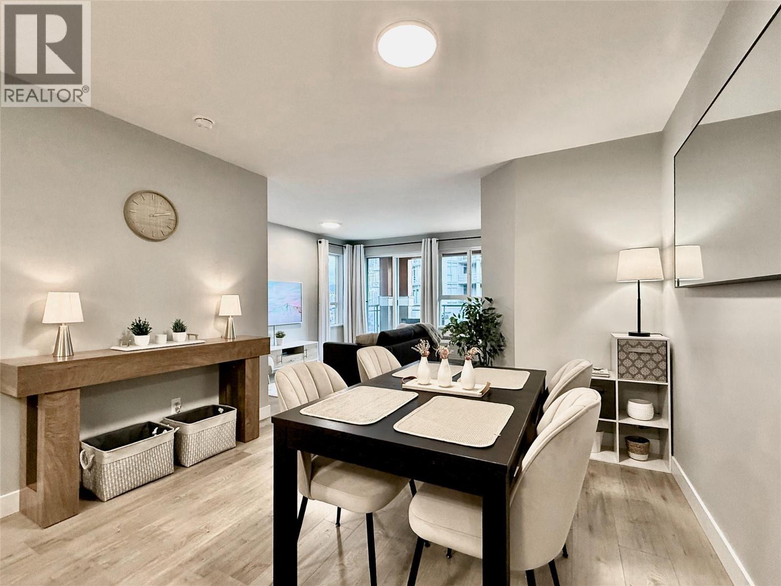 1099 Sunset Drive Unit# 324, Kelowna, BC - Indoor Photo Showing Dining Room