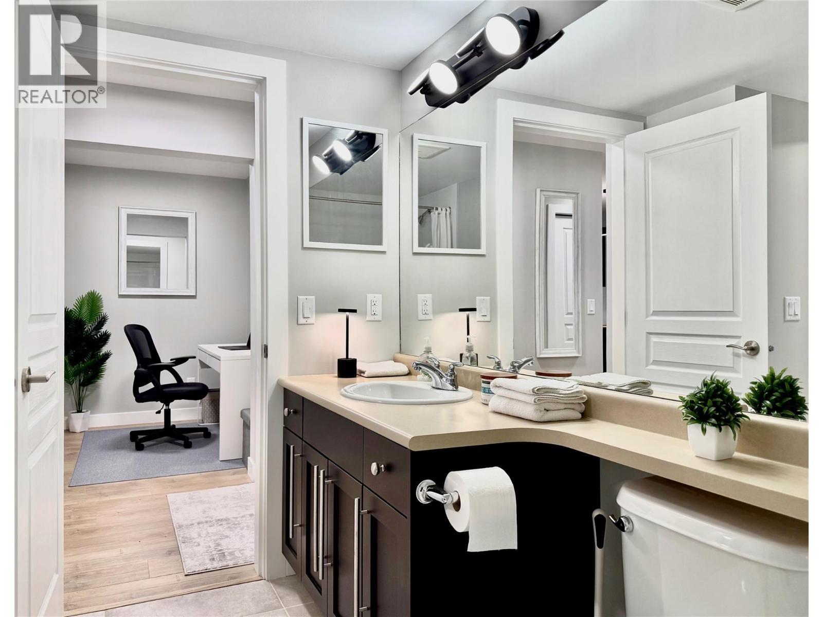 1099 Sunset Drive Unit# 324, Kelowna, BC - Indoor Photo Showing Bathroom