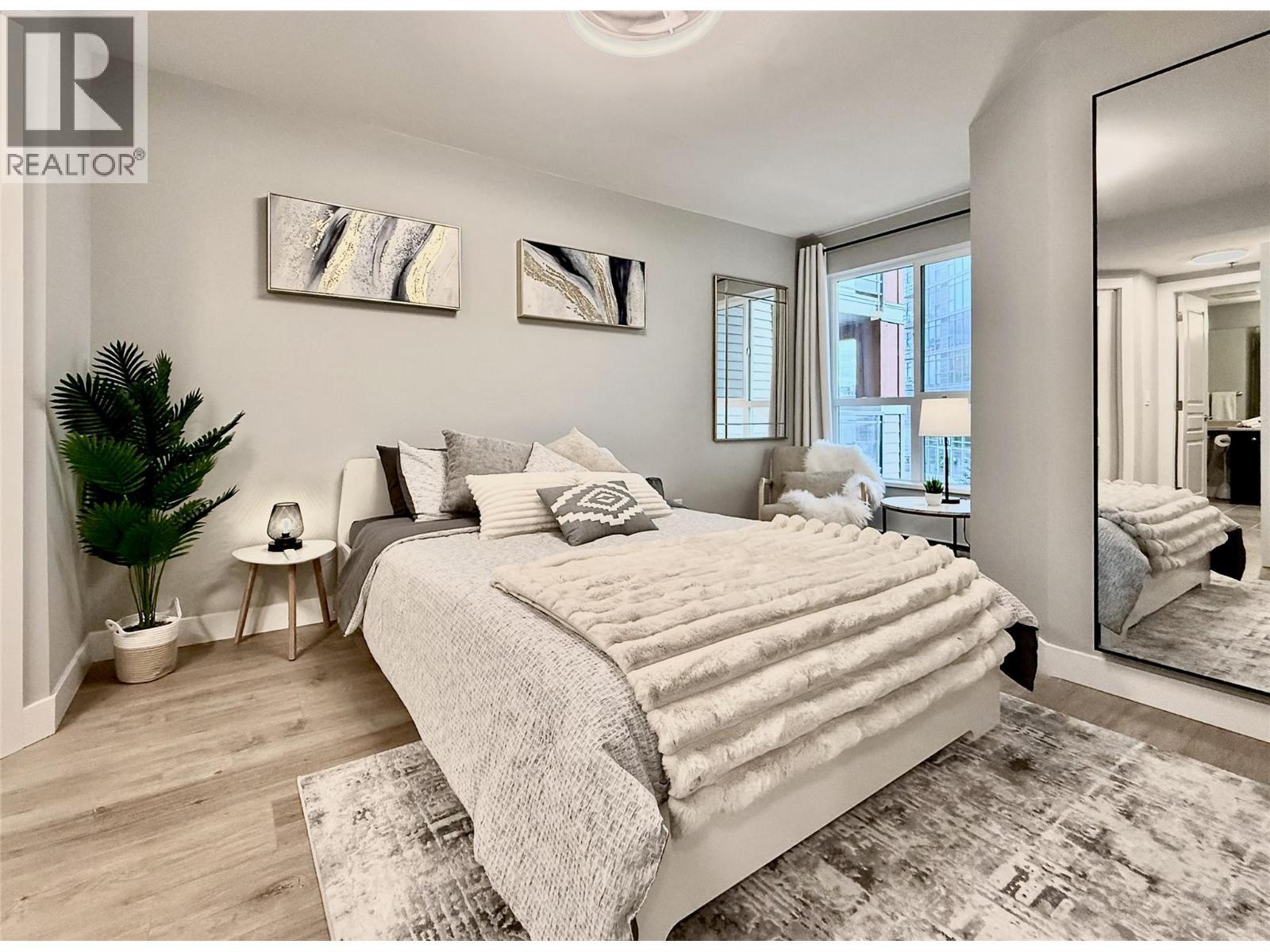 1099 Sunset Drive Unit# 324, Kelowna, BC - Indoor Photo Showing Bedroom