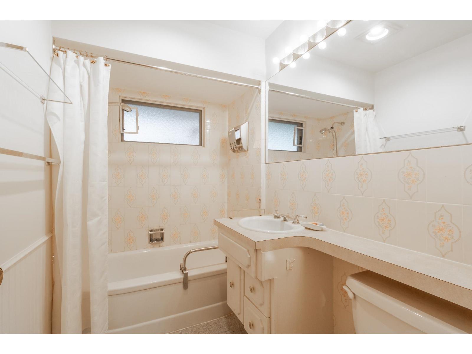 33569 5Th Avenue, Mission, BC - Indoor Photo Showing Bathroom