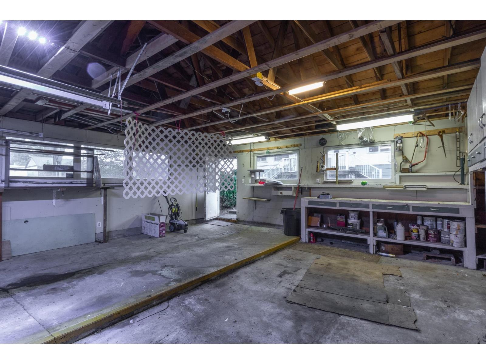 33569 5Th Avenue, Mission, BC - Indoor Photo Showing Garage