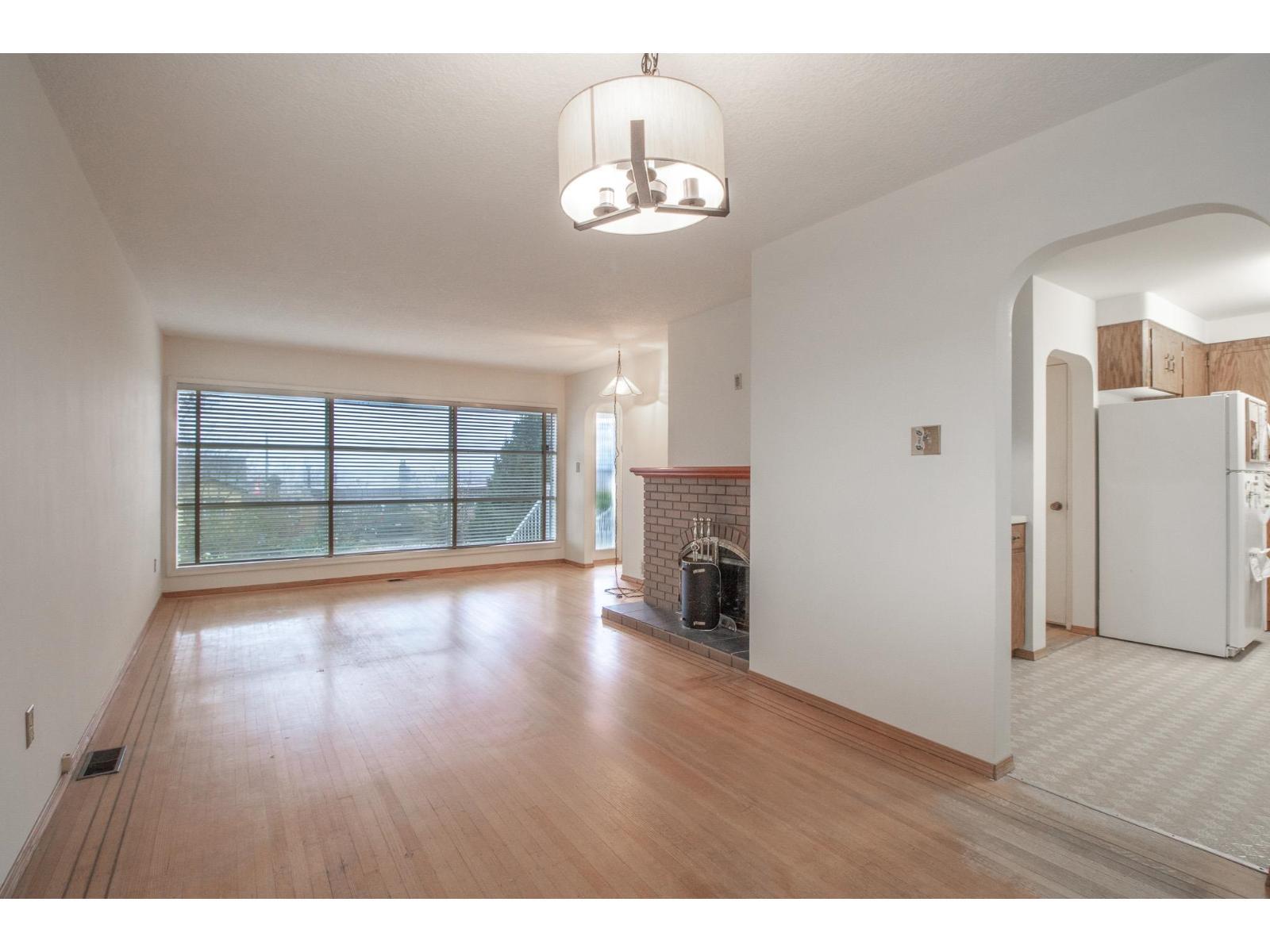 33569 5Th Avenue, Mission, BC - Indoor With Fireplace