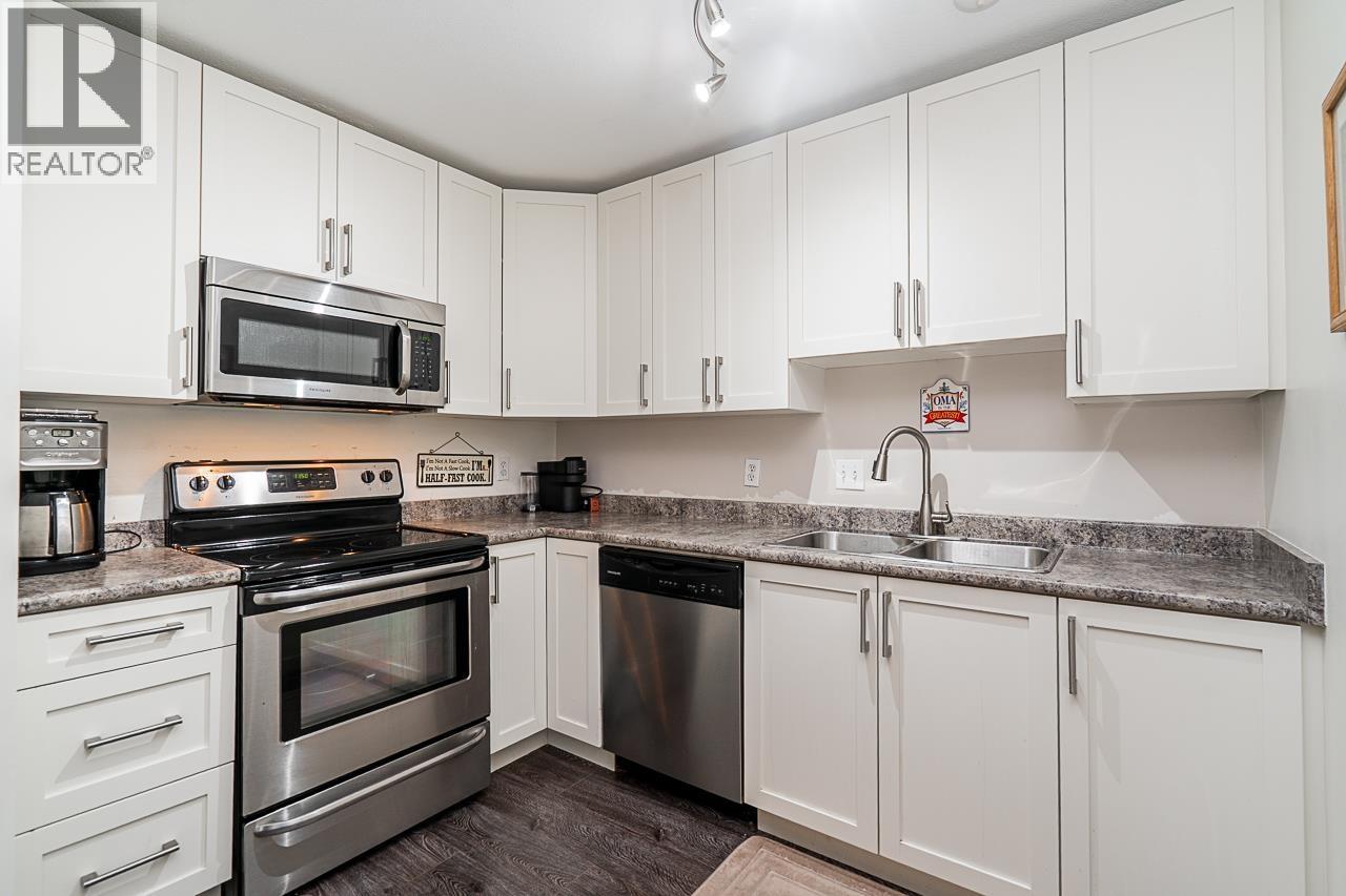 203 2983 Cambridge Street, Port Coquitlam, BC - Indoor Photo Showing Kitchen With Double Sink