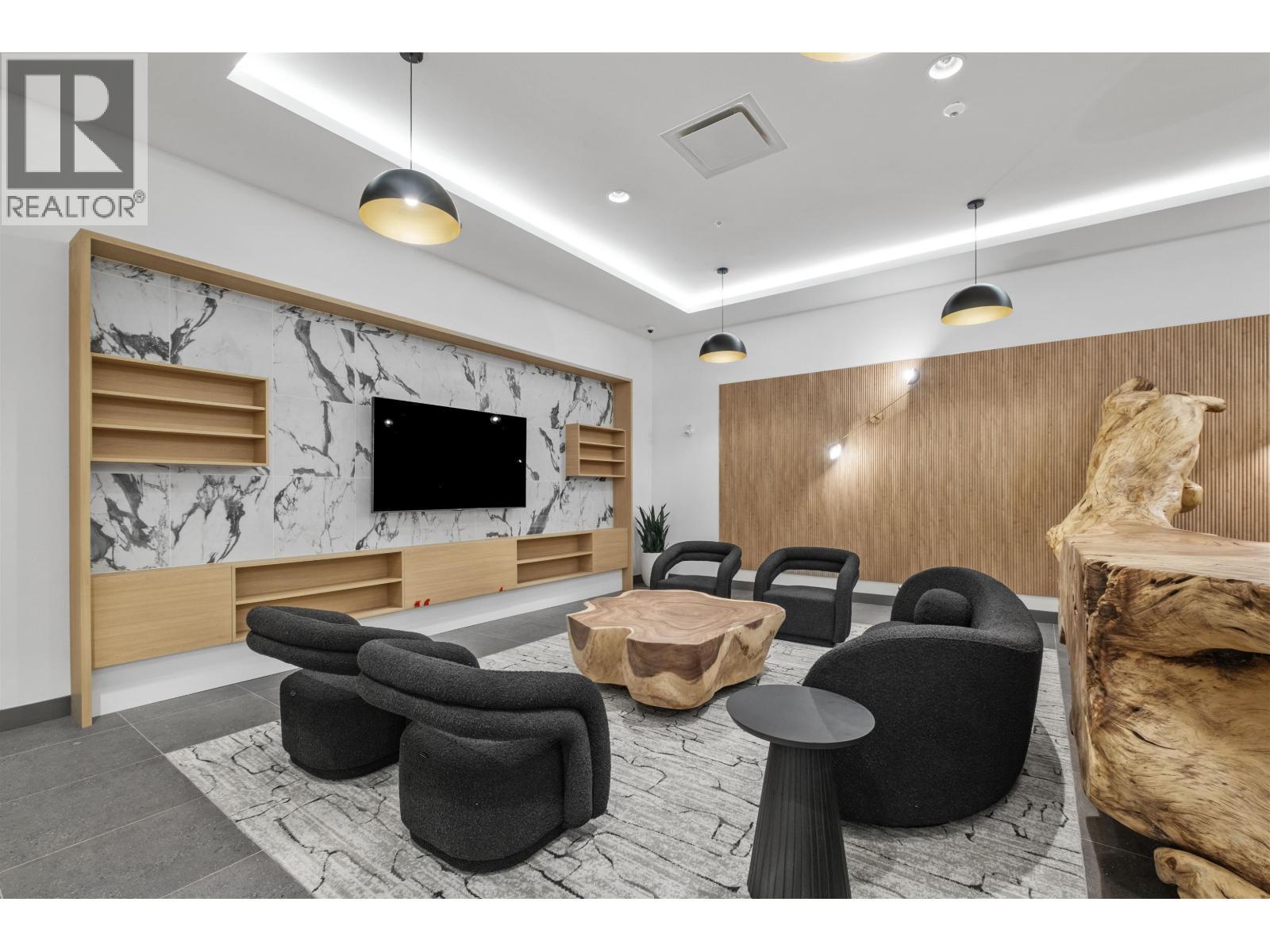 559 422 E 3Rd Street, North Vancouver, BC - Indoor