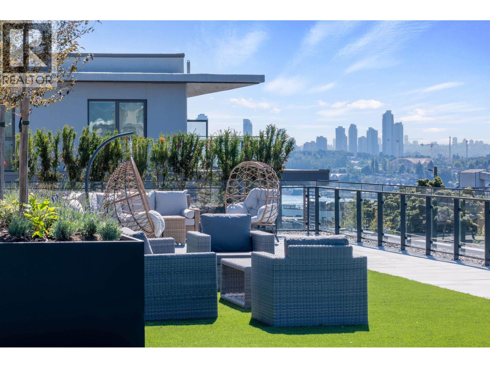 559 422 E 3Rd Street, North Vancouver, BC - Outdoor