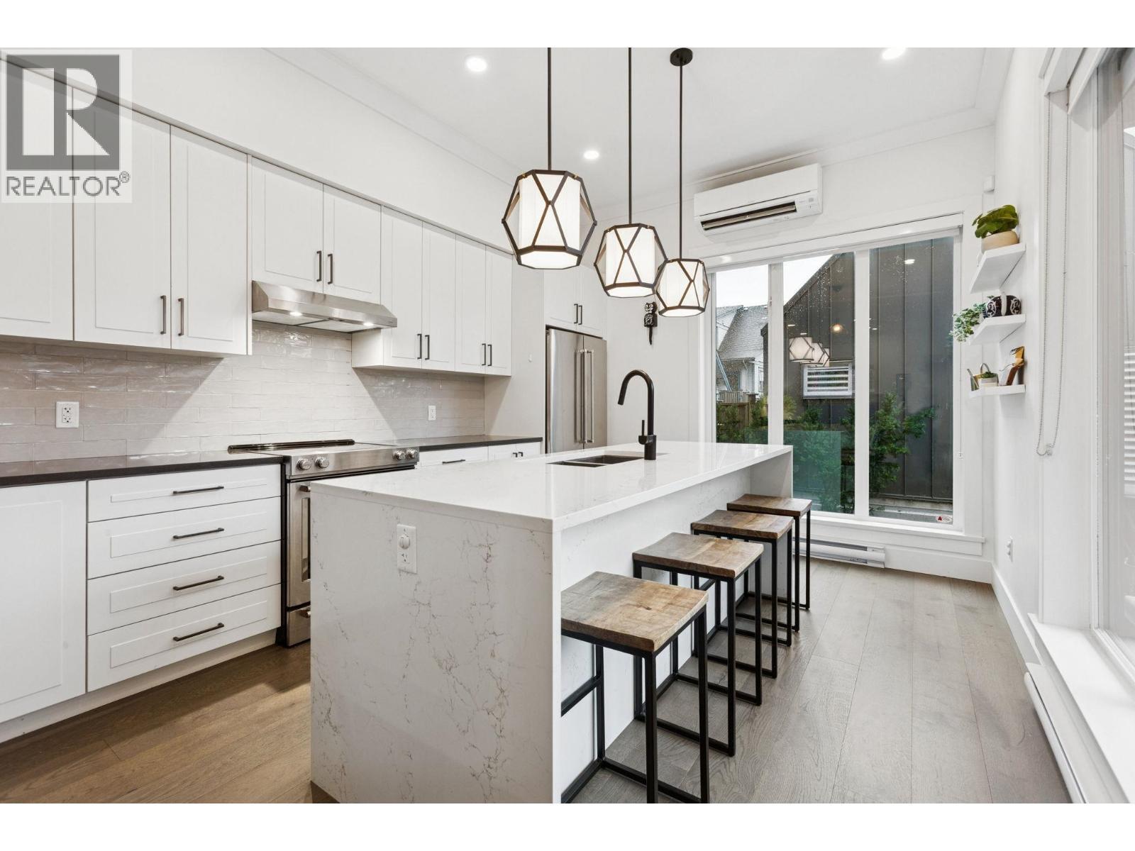 612 Brantford Street, New Westminster, BC - Indoor Photo Showing Kitchen With Upgraded Kitchen