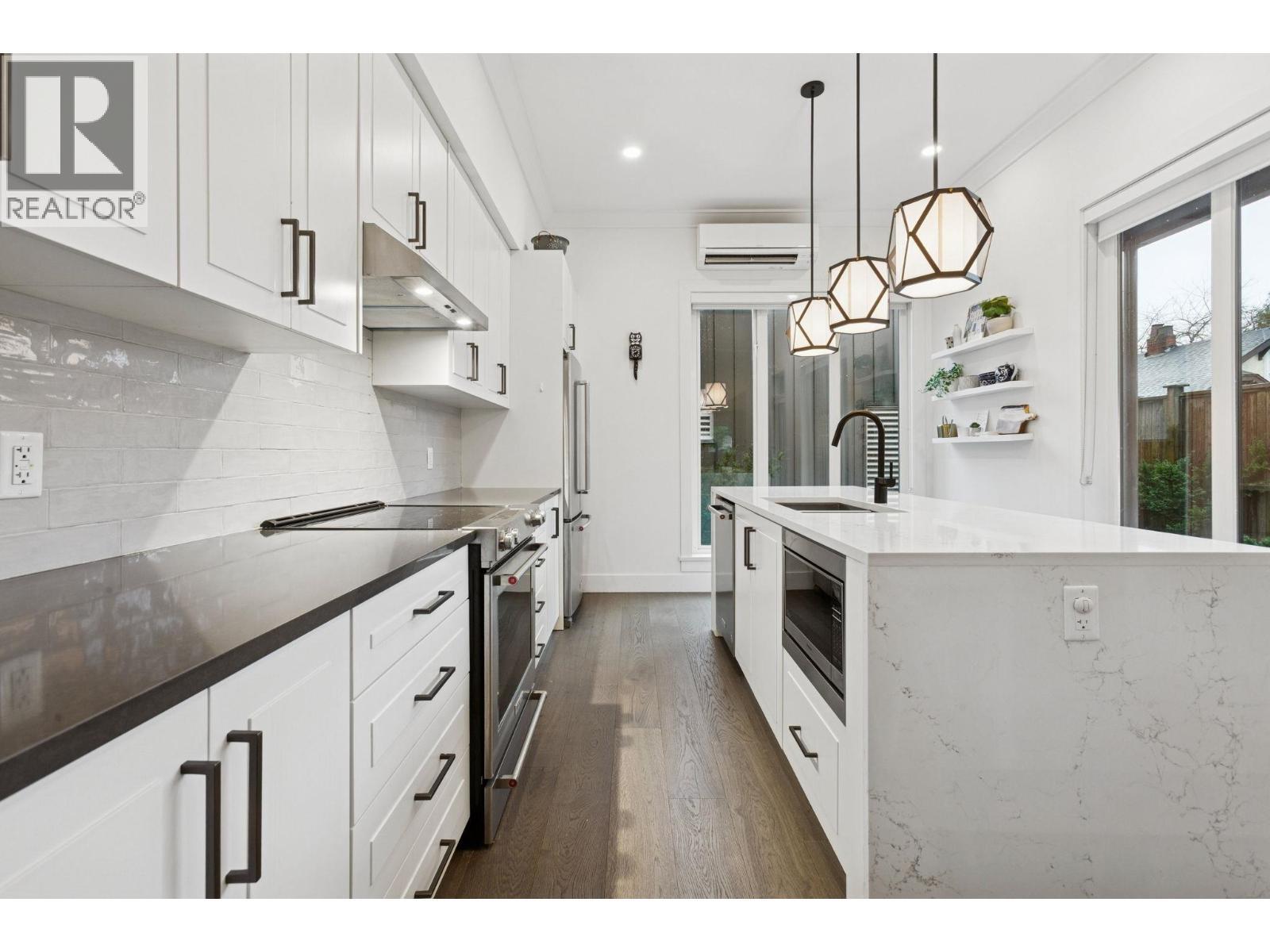612 Brantford Street, New Westminster, BC - Indoor Photo Showing Kitchen With Upgraded Kitchen