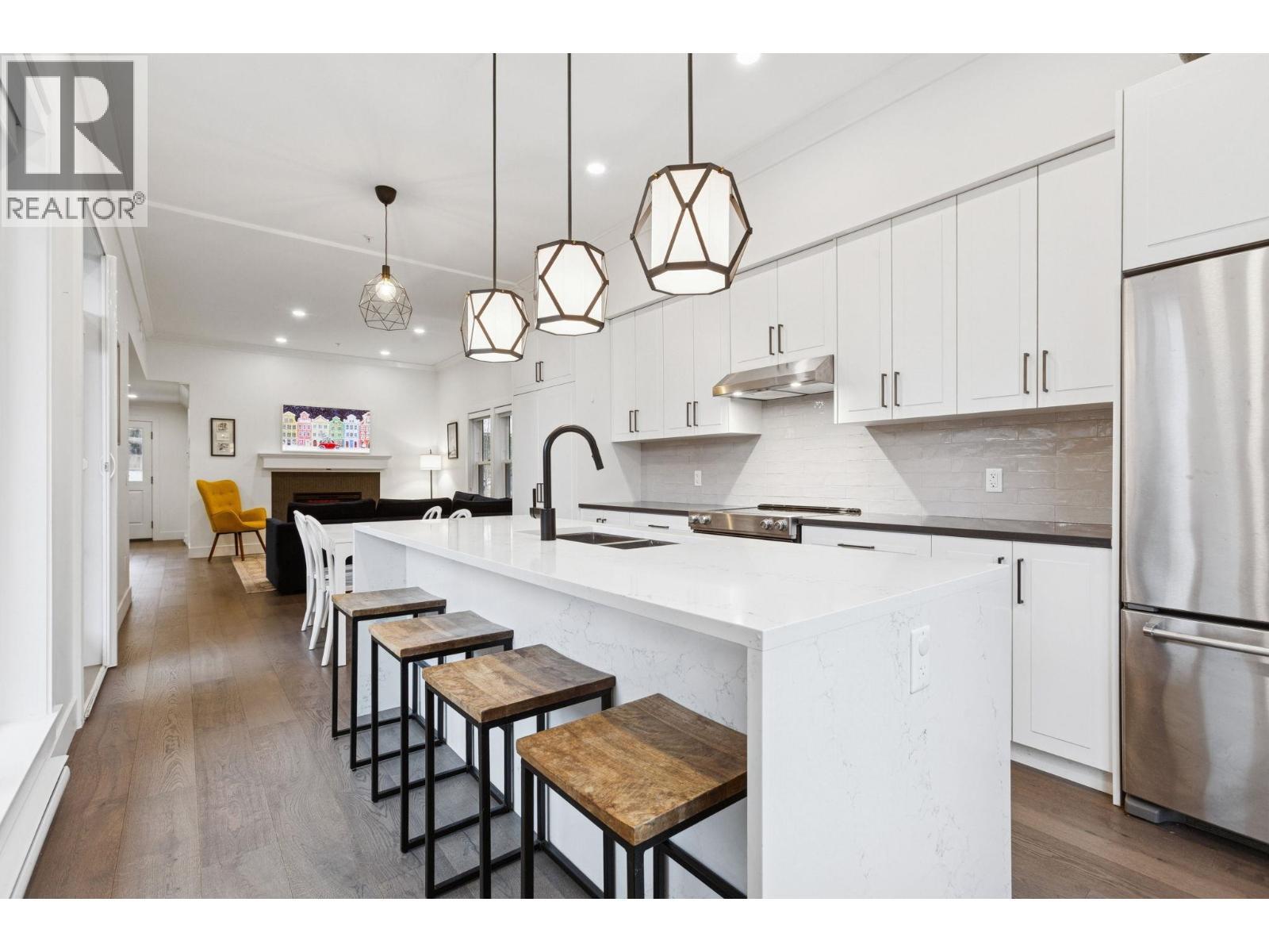 612 Brantford Street, New Westminster, BC - Indoor Photo Showing Kitchen With Upgraded Kitchen