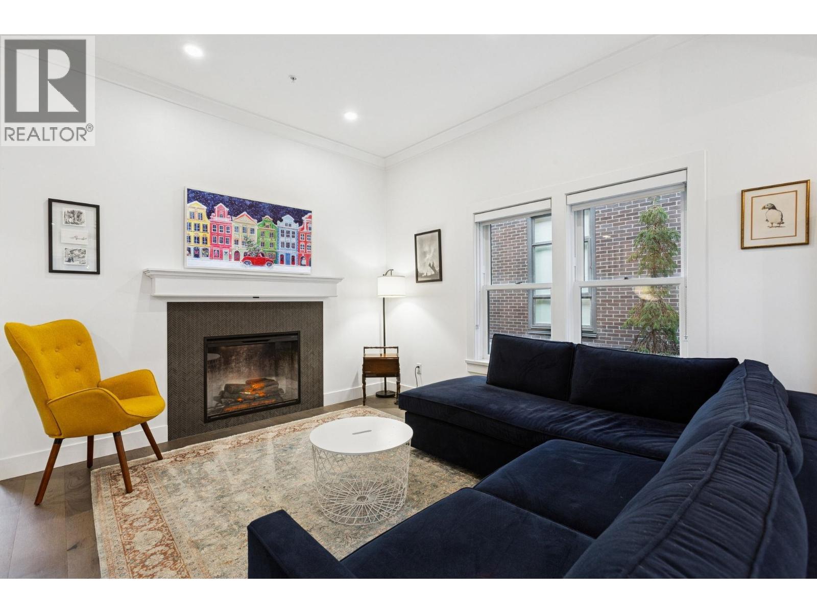 612 Brantford Street, New Westminster, BC - Indoor Photo Showing Living Room With Fireplace