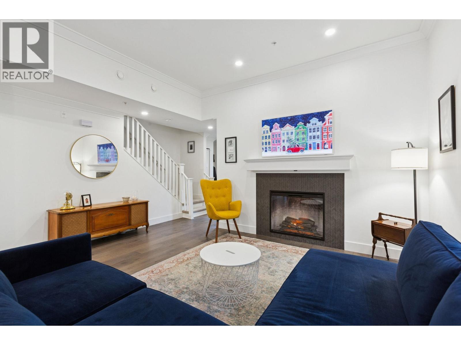 612 Brantford Street, New Westminster, BC - Indoor Photo Showing Living Room With Fireplace