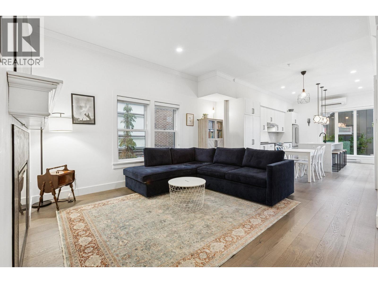 612 Brantford Street, New Westminster, BC - Indoor Photo Showing Living Room