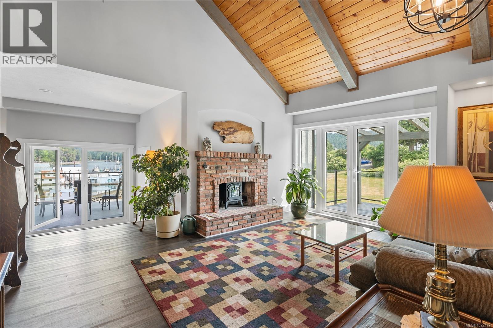 5025 Genoa Bay Rd, Duncan, BC - Indoor Photo Showing Living Room With Fireplace