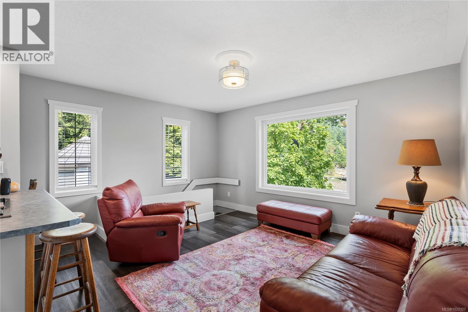 5025 Genoa Bay Rd, Duncan, BC - Indoor Photo Showing Living Room