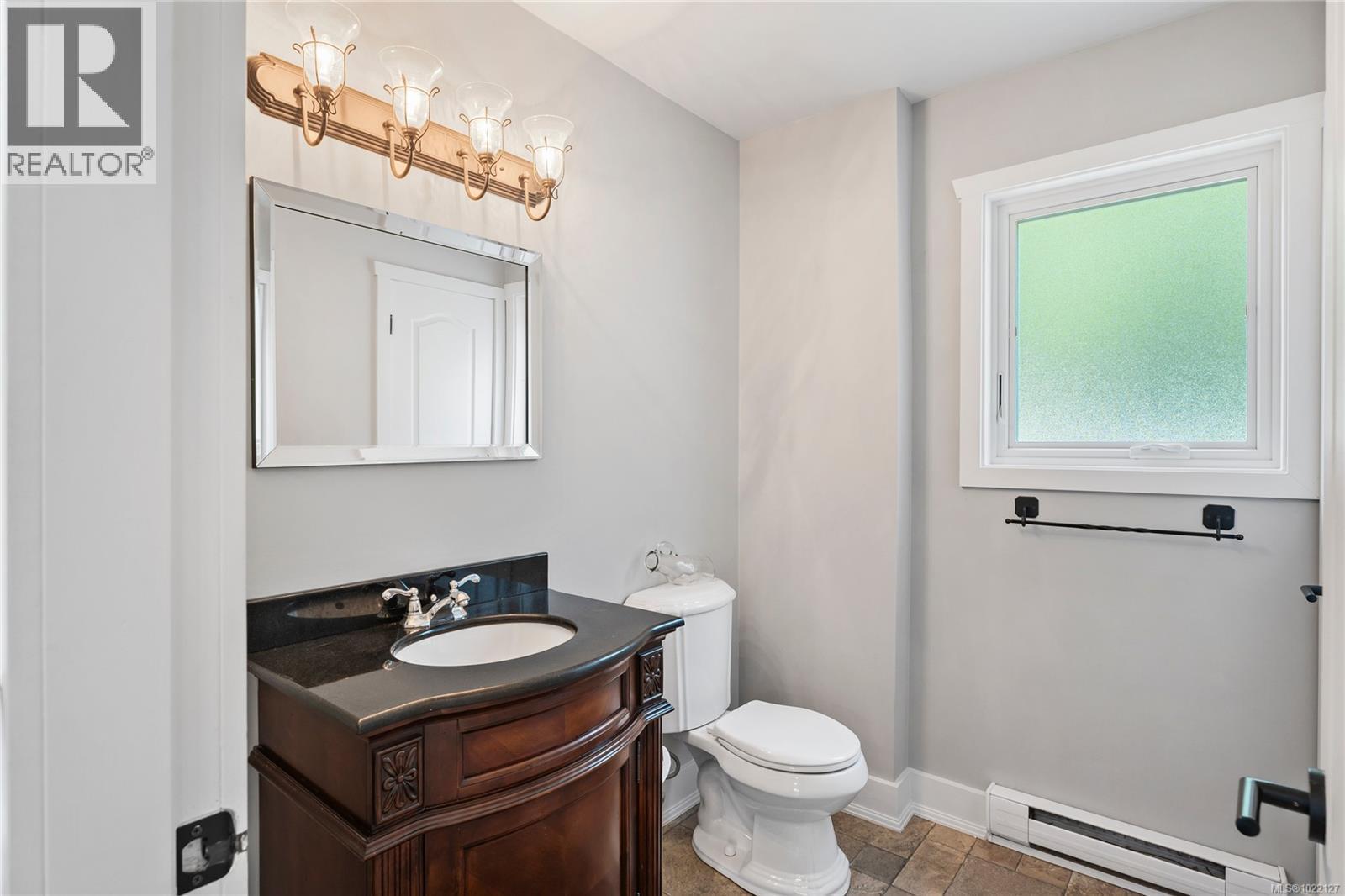5025 Genoa Bay Rd, Duncan, BC - Indoor Photo Showing Bathroom