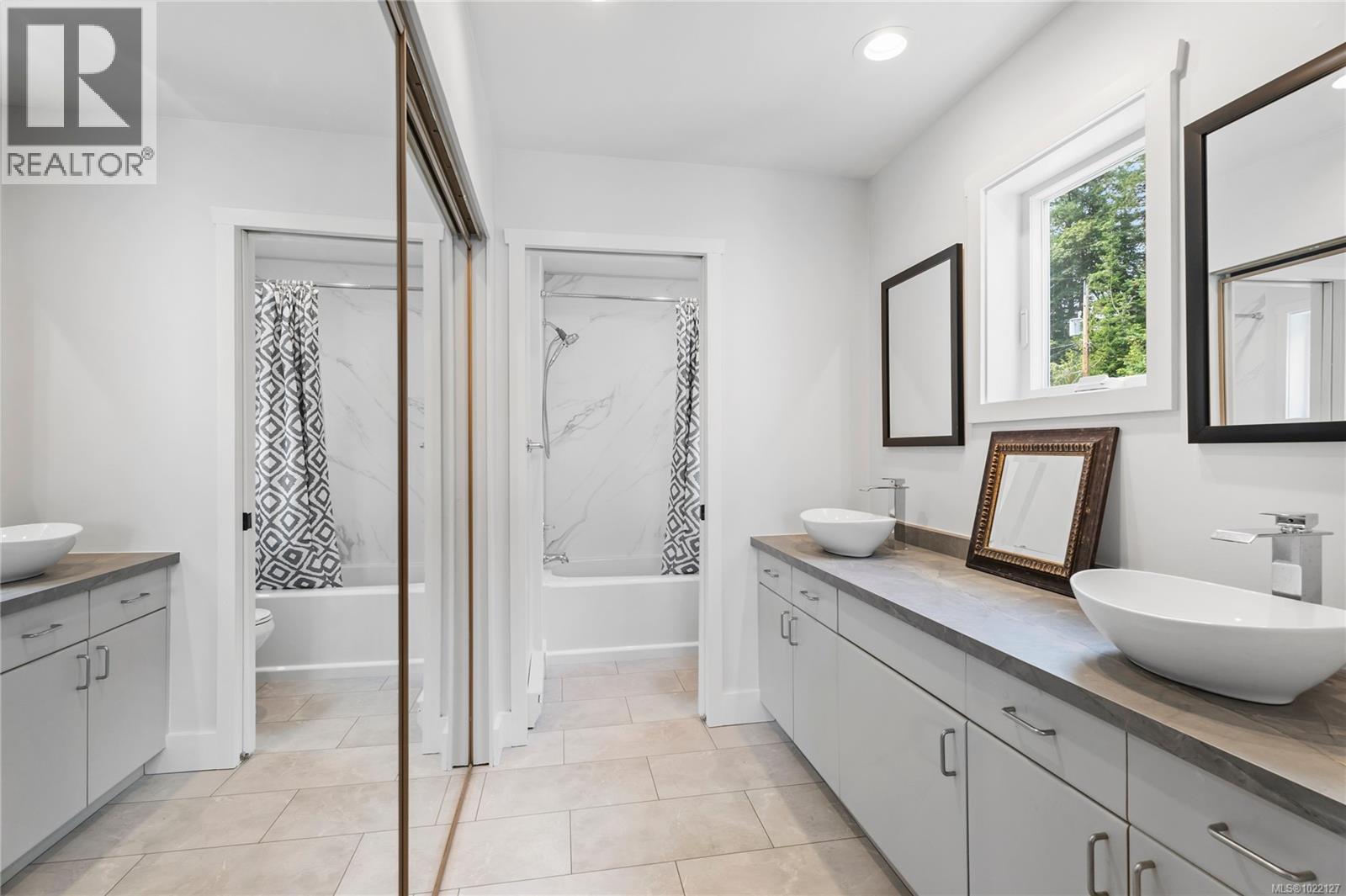 5025 Genoa Bay Rd, Duncan, BC - Indoor Photo Showing Bathroom