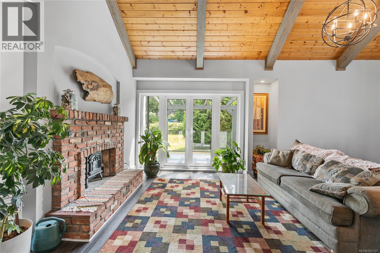 5025 Genoa Bay Rd, Duncan, BC - Indoor Photo Showing Living Room With Fireplace