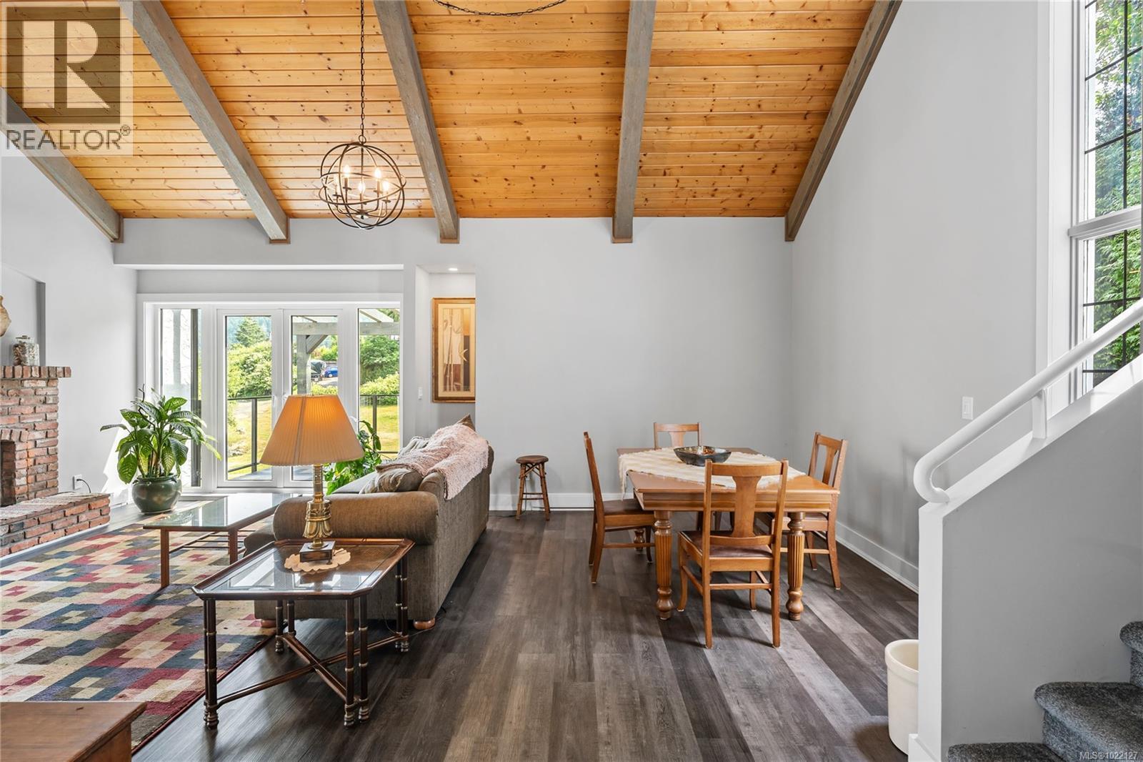 5025 Genoa Bay Rd, Duncan, BC - Indoor With Fireplace