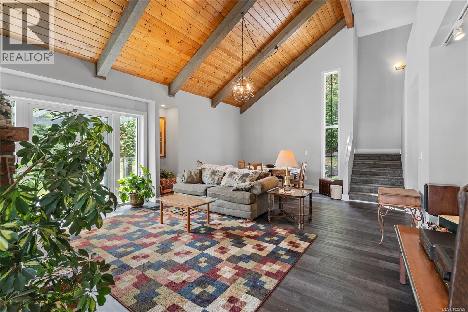 5025 Genoa Bay Rd, Duncan, BC - Indoor Photo Showing Living Room