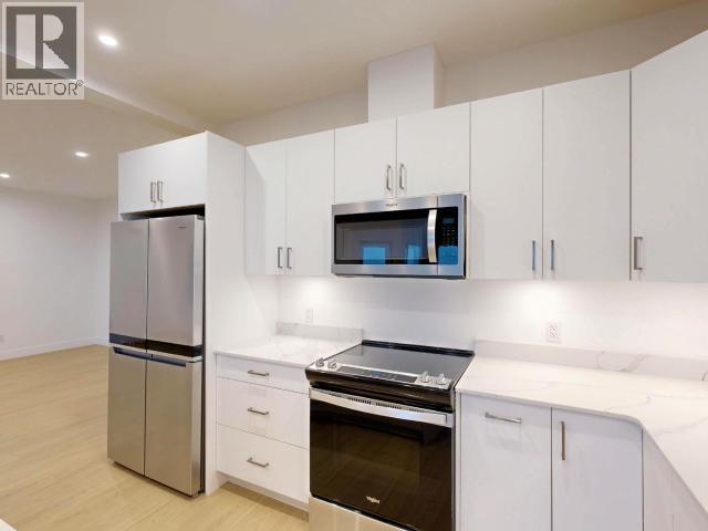 C303-6900 Burnaby Street, Powell River, BC - Indoor Photo Showing Kitchen With Upgraded Kitchen
