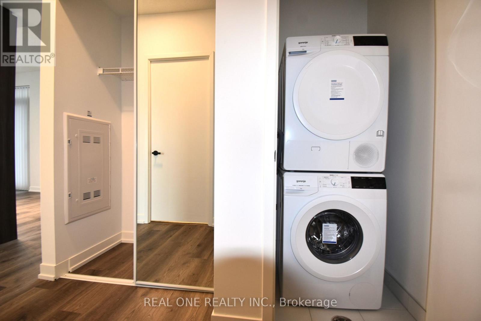 1202 - 8 Interchange Way, Vaughan, ON - Indoor Photo Showing Laundry Room