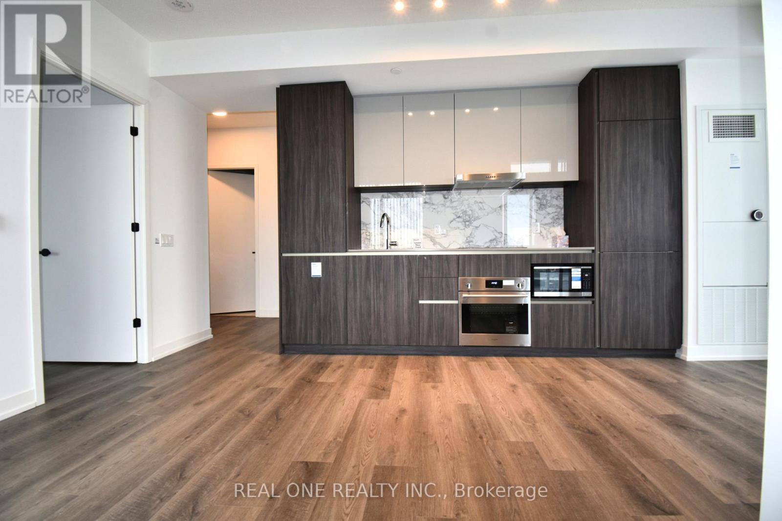 1202 - 8 Interchange Way, Vaughan, ON - Indoor Photo Showing Kitchen