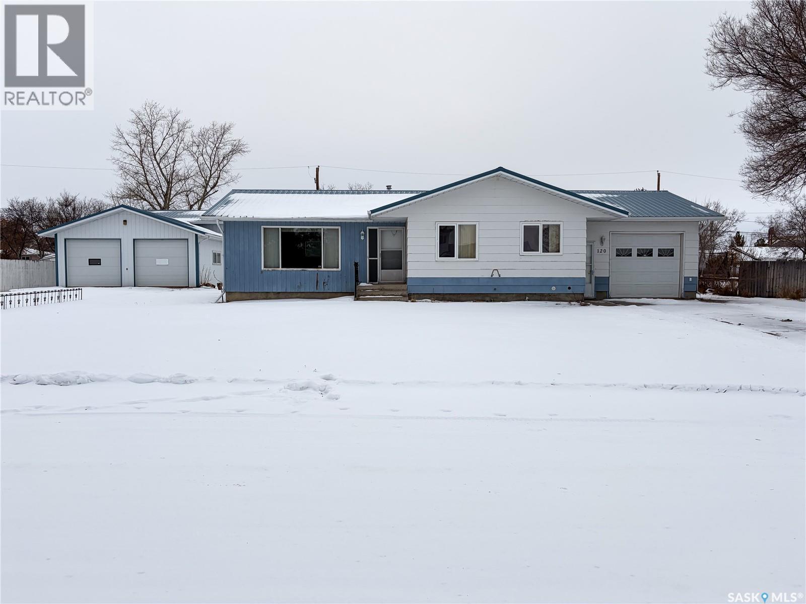 120 6Th Street E, Ponteix, SK - Outdoor
