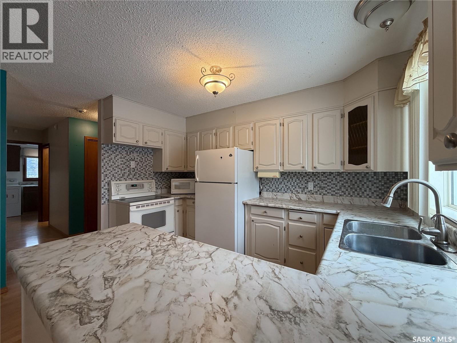 120 6Th Street E, Ponteix, SK - Indoor Photo Showing Kitchen With Double Sink