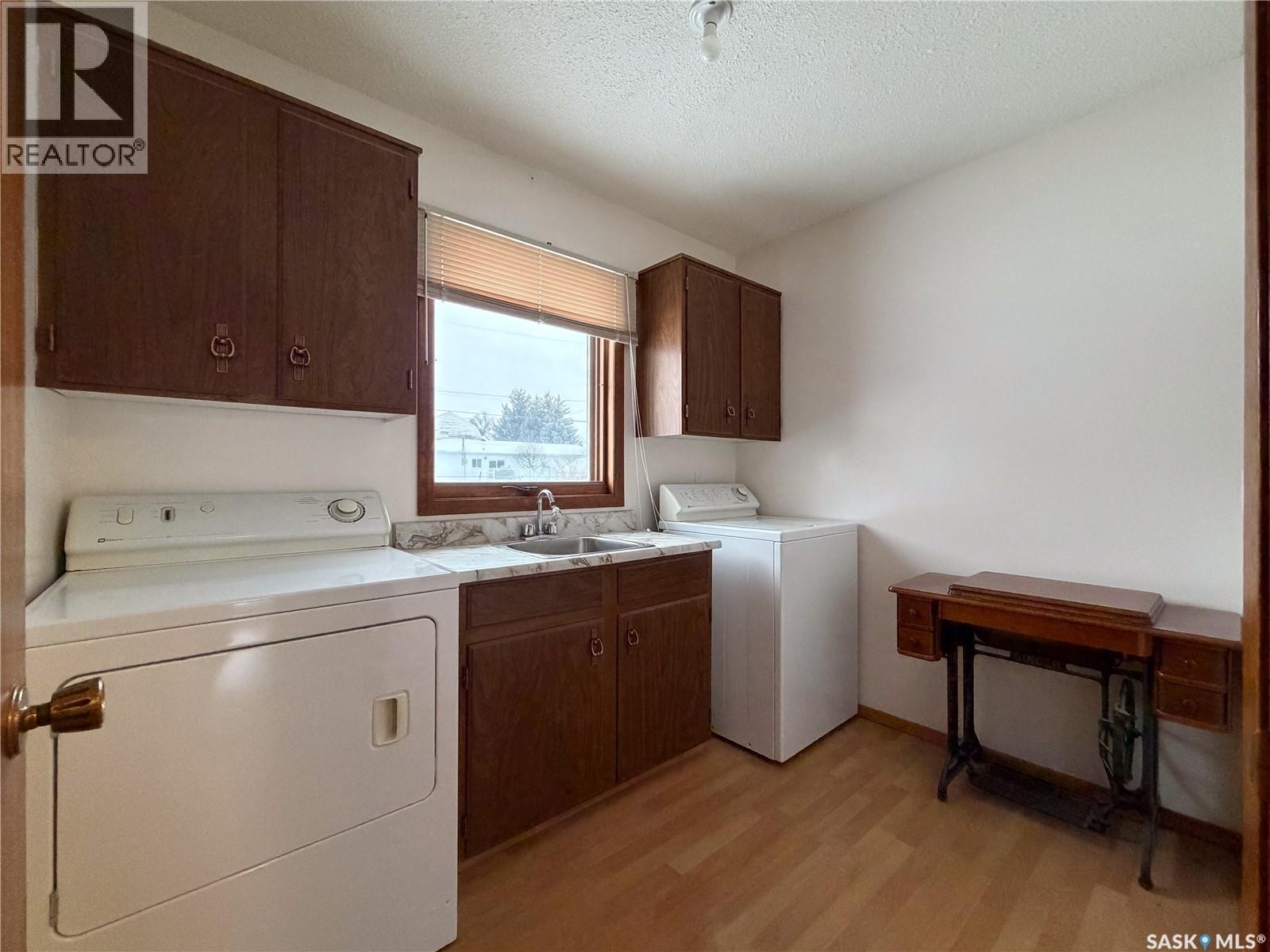 120 6Th Street E, Ponteix, SK - Indoor Photo Showing Laundry Room