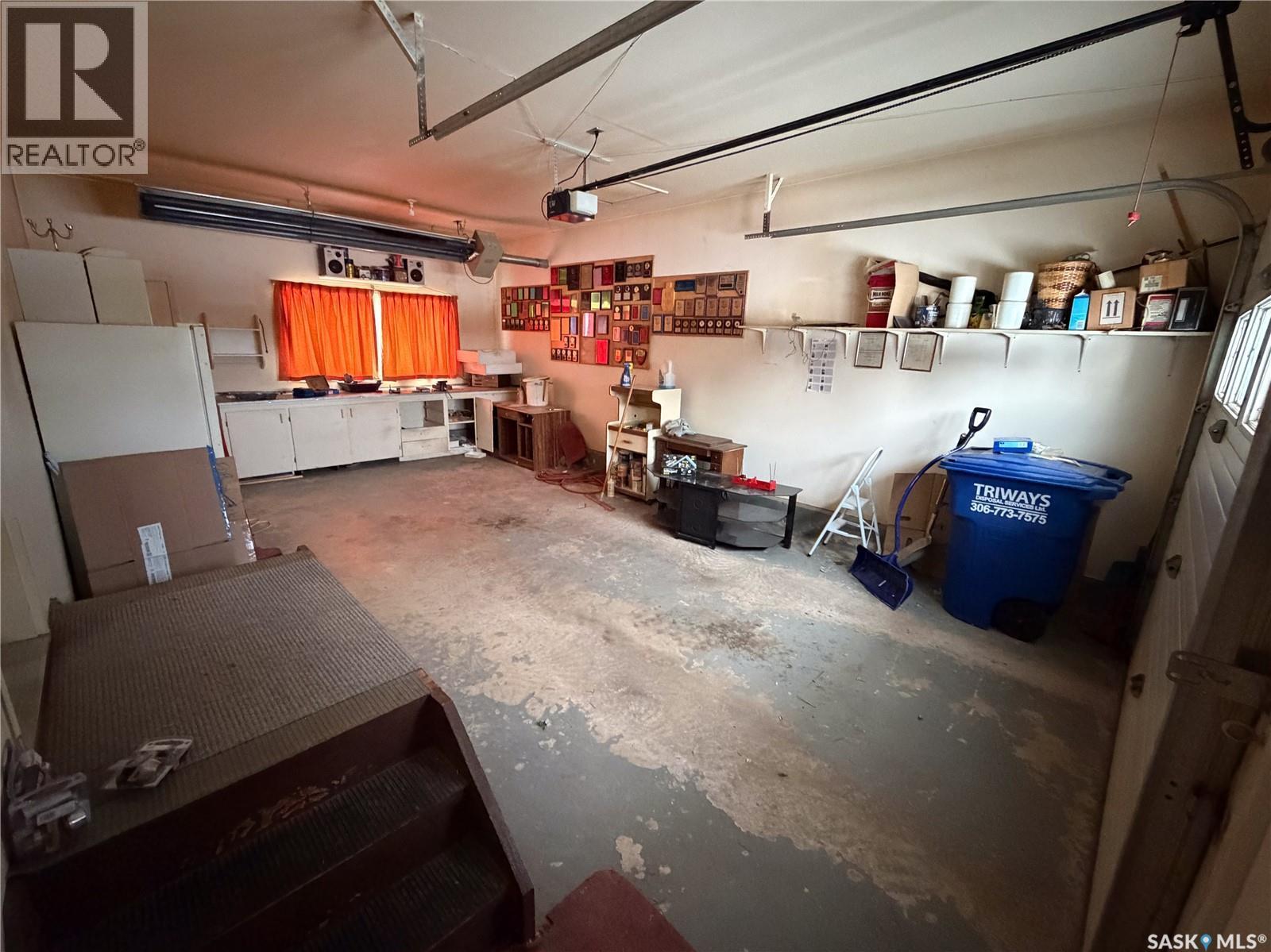 120 6Th Street E, Ponteix, SK - Indoor Photo Showing Garage