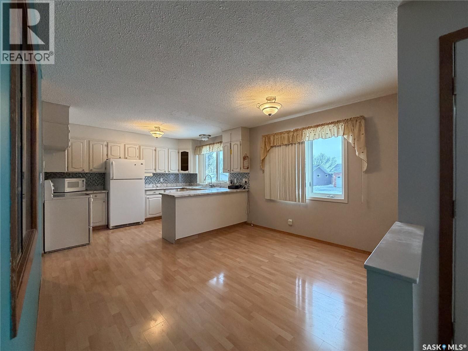120 6Th Street E, Ponteix, SK - Indoor Photo Showing Kitchen