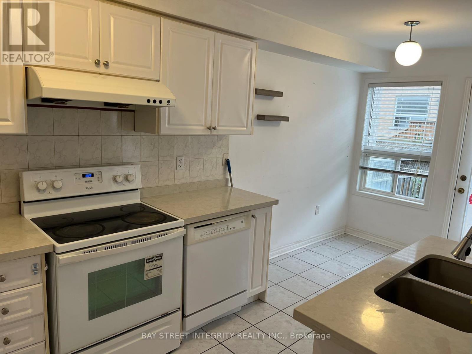 147 Nahanni Drive, Richmond Hill, ON - Indoor Photo Showing Kitchen