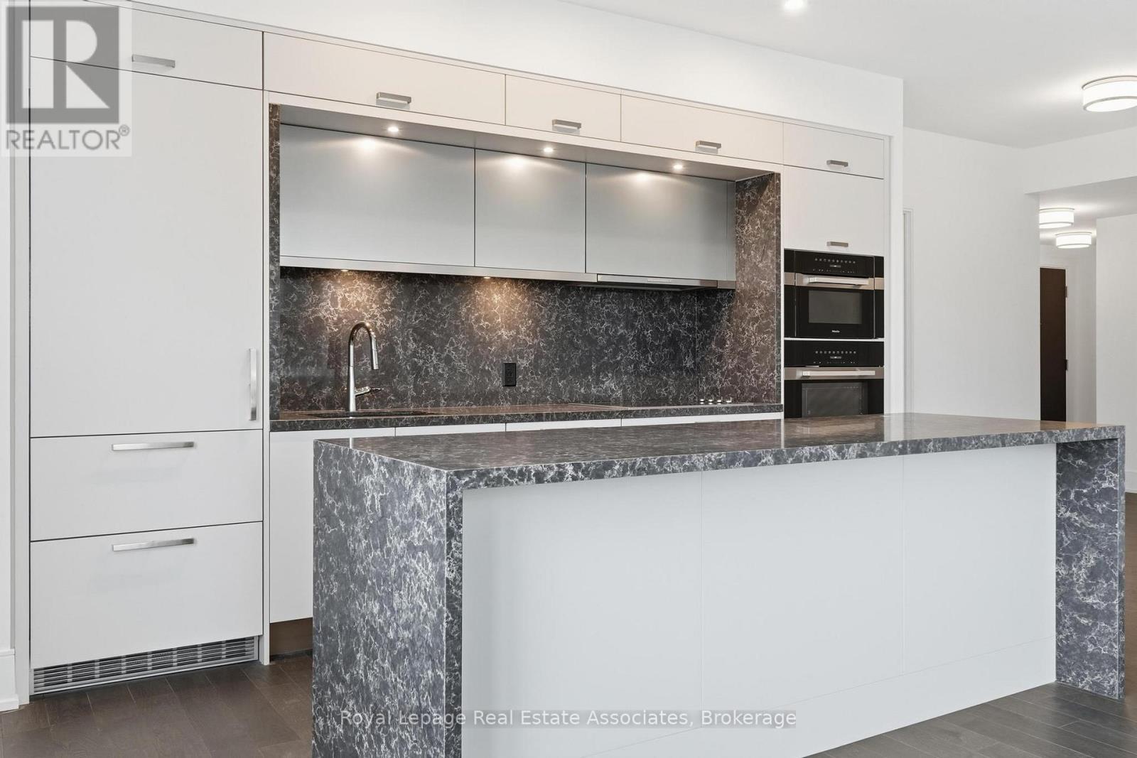 205 - 259 The Kingsway, Toronto, ON - Indoor Photo Showing Kitchen