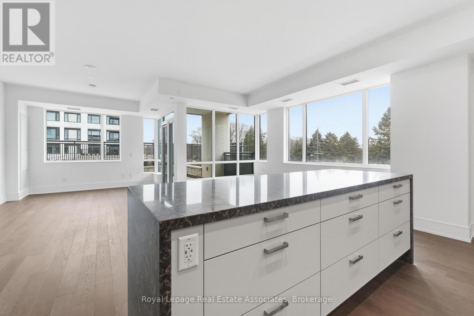 205 - 259 The Kingsway, Toronto, ON - Indoor