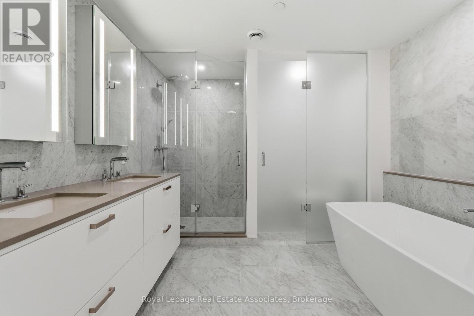 205 - 259 The Kingsway, Toronto, ON - Indoor Photo Showing Bathroom