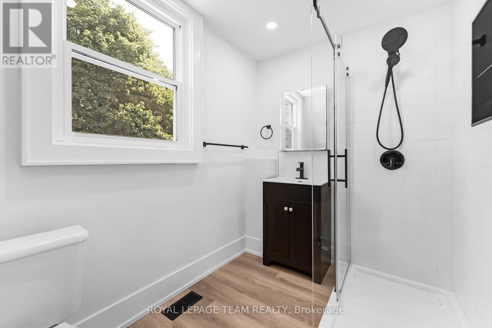 5 Gilchrist Avenue, Ottawa, ON - Indoor Photo Showing Bathroom