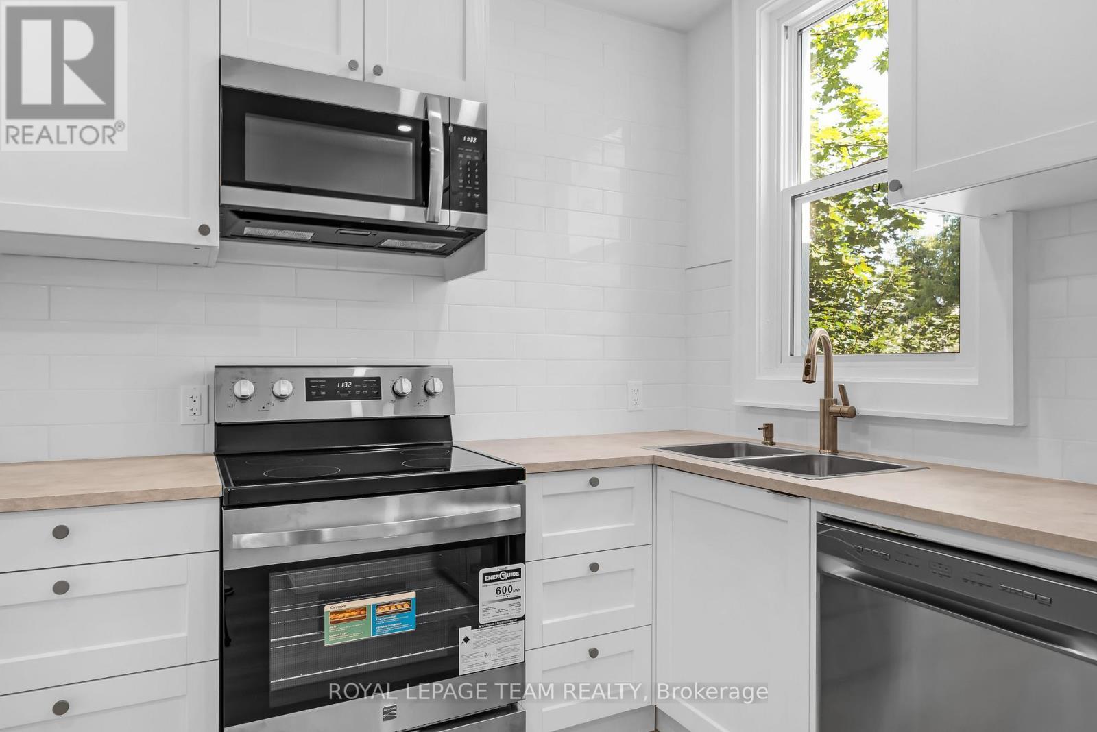 5 Gilchrist Avenue, Ottawa, ON - Indoor Photo Showing Kitchen With Stainless Steel Kitchen With Double Sink With Upgraded Kitchen