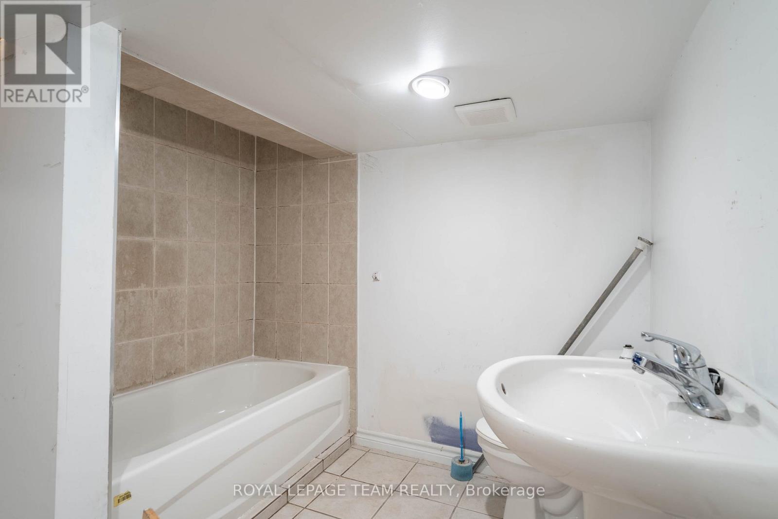 5 Gilchrist Avenue, Ottawa, ON - Indoor Photo Showing Bathroom