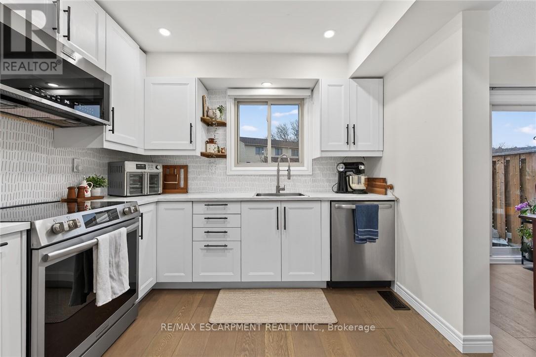 15 - 150 Gateshead Crescent, Hamilton, ON - Indoor Photo Showing Kitchen With Upgraded Kitchen