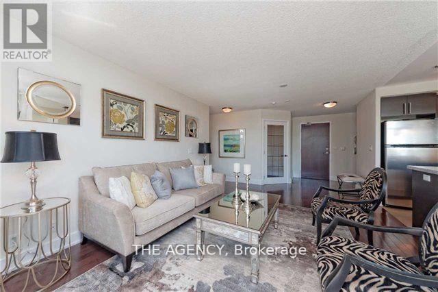 706 - 676 Sheppard Avenue E, Toronto, ON - Indoor Photo Showing Living Room
