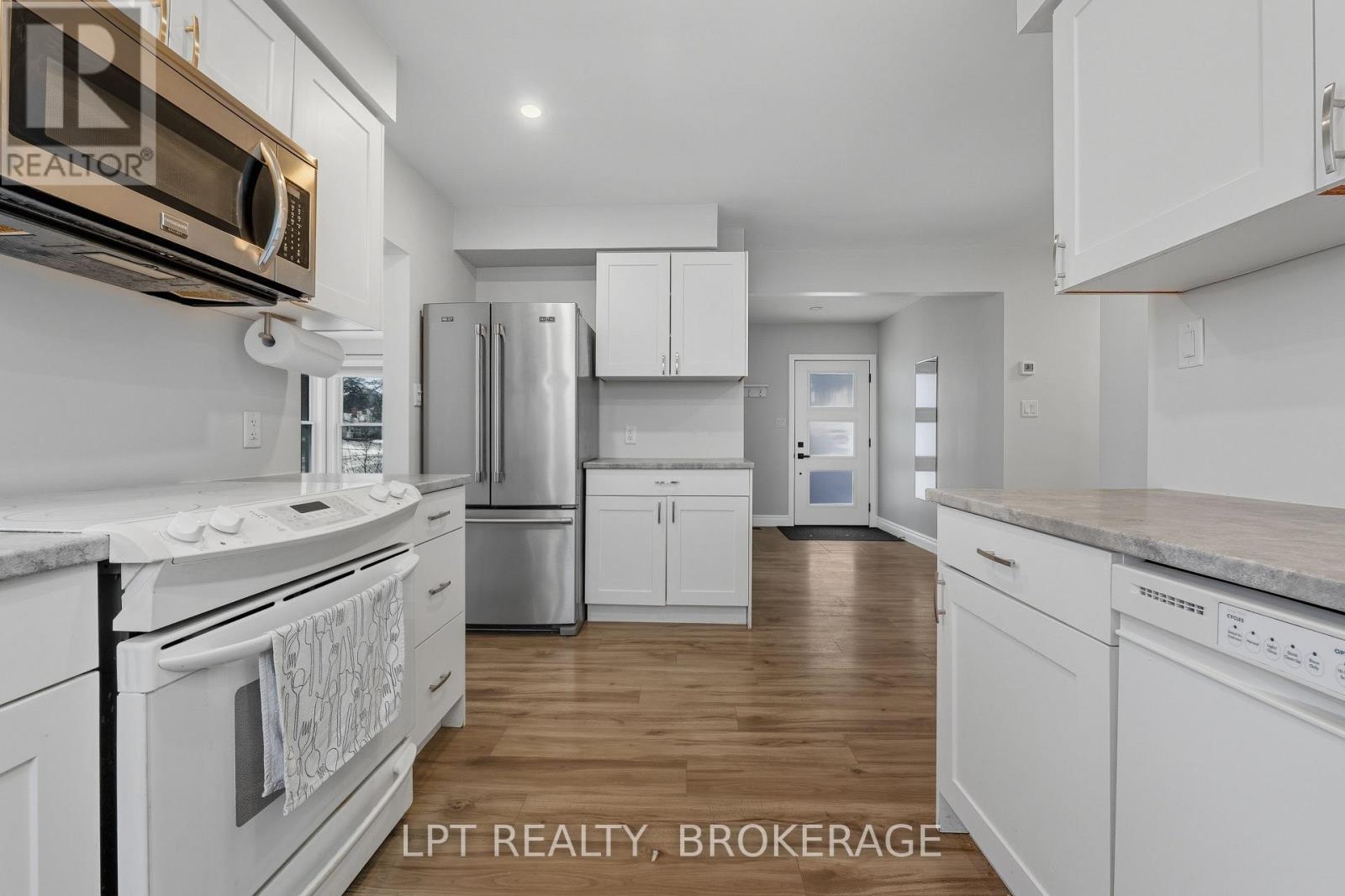 9 Elizabeth Avenue, Kingston (West Of Sir John A. Blvd), ON - Indoor Photo Showing Kitchen