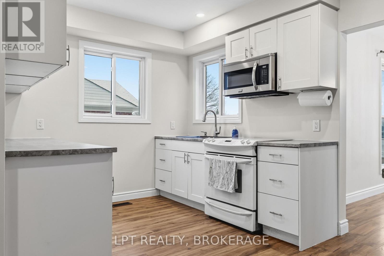 9 Elizabeth Avenue, Kingston (West Of Sir John A. Blvd), ON - Indoor Photo Showing Kitchen