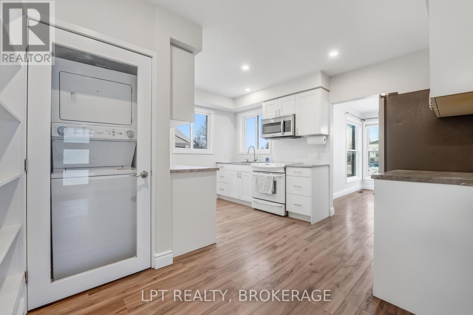 9 Elizabeth Avenue, Kingston (West Of Sir John A. Blvd), ON - Indoor